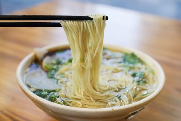  Quy tắc đầu tiên khi ăn mì ramen Nhật Bản liên quan tới cách cầm đũa. Nguồn: Pixabay
