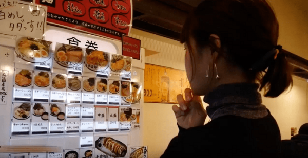 Trời ơi tin được không! Ở Nhật Bản có thể mua được mì ramen từ máy bán hàng tự động. Nguồn: Kenh14