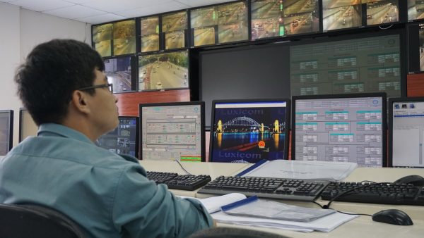 Nhân viên Trung tâm quản lý điều hành giao thông đô thị TP HCM theo dõi qua hệ thống camera tại phòng điều khiển