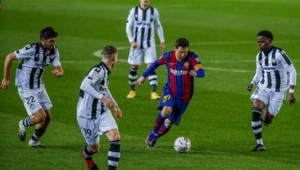 Messi đi bóng trong trận Barca thắng Levante 1-0 hôm 13/12.