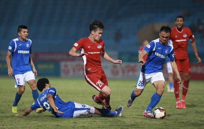 Từ một thế lực ở V-League nhiều năm nay, Quảng Ninh (áo xanh) đang đối diện với những ngày tăm tối khi các nhà tài trợ quay lưng.