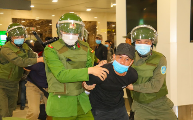 Diễn tập tình huống gây rối, đập phá tại sân bay Nội Bài