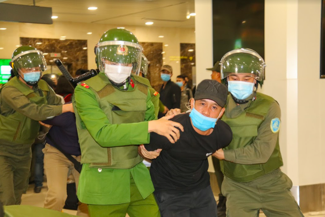 Diễn tập tình huống gây rối, đập phá tại sân bay Nội Bài