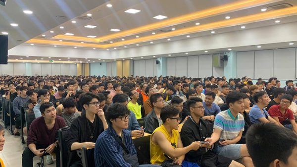 Gần 1.000 tình nguyện viên của đại học FPT tham gia buổi tập huấn cùng ban tổ chức giải chạy VM Hà Nội Midnight.
