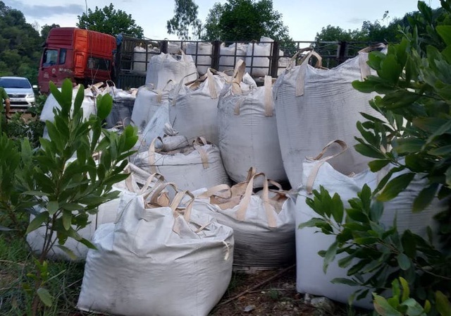 Hai công ty chở chất thải từ Ninh Bình vào Thanh Hóa đổ bị xử phạt