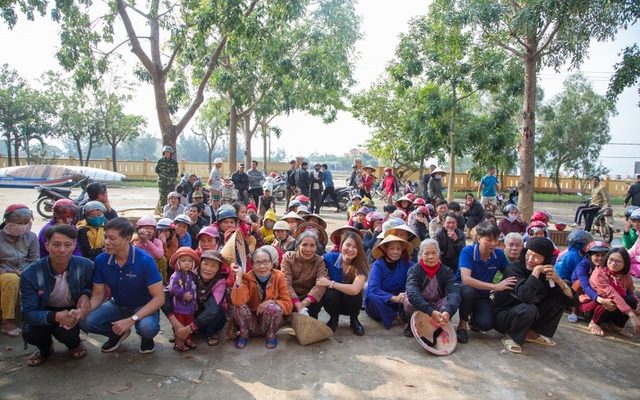 Hình ảnh của những người dân xứ Quảng nhận hỗ trợ lũ lụt