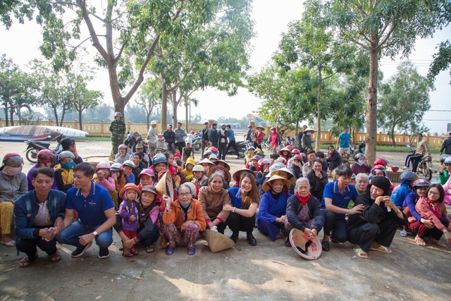 Hình ảnh của những người dân xứ Quảng nhận hỗ trợ lũ lụt
