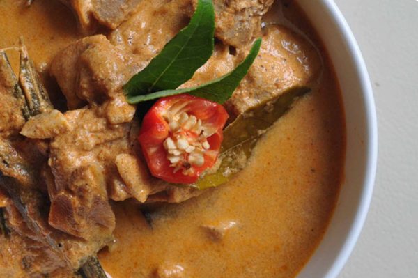 Cà ri Riha được chế biến từ thịt gà và bột cà ri truyền thống. Ảnh: Fantasea