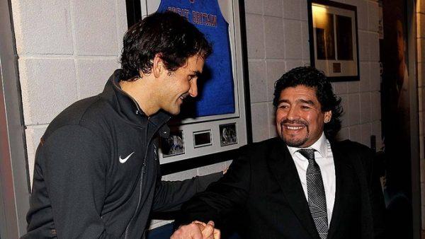 Diego Maradona là người yêu quần vợt và thường tới sân cổ vũ những tay vợt lớn như Federer khi sức khỏe cho phép.