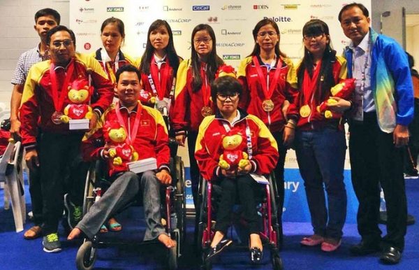 Văn Quân (ngồi trái) và Bích Thủy (ngồi phải) tại ASEAN Para Games 2015.