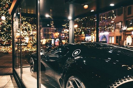Siêu xe đắc giá được Bugatti trưng bày trong dịp Giáng sinh